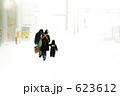 雪の中を歩く親子