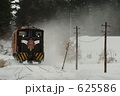 雪煙あげて走るストーブ列車