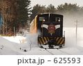 雪煙あげて走るストーブ列車