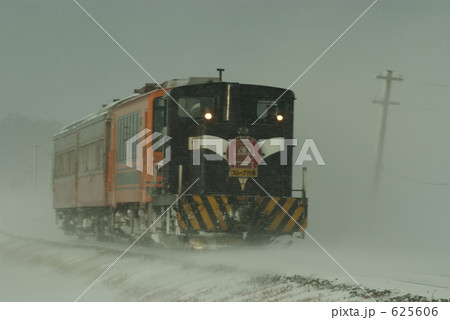 「吹雪の中を走る津軽鉄道」の写真素材 「吹雪の中を走る津軽鉄道」の写真素材