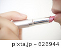 お化粧をする女性