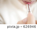 お化粧をする女性