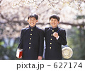 桜の下の中学生たち