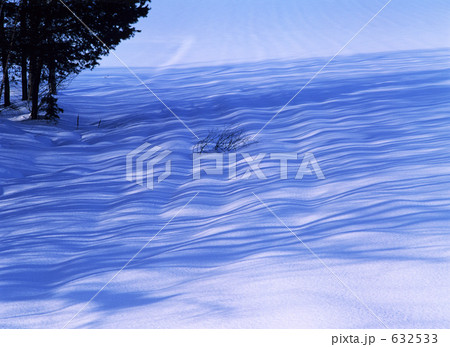 「雪原 陰 影 積雪 模様 寒い 」の写真素材 「雪原 陰 影 積雪 模様 寒い 」の写真素材