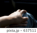 重なり合う手