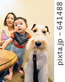 ドッグカフェの犬と親子