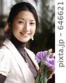 花を持つ女性