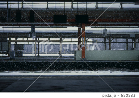 小雪舞う旭川駅風景