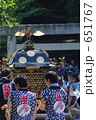 神輿かつぎの若者たち