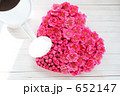 デッキに置いたハートの桃の花