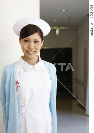 「通路に立つ看護師」の写真素材
