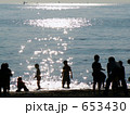 海面の煌めきと子供たち