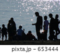 海面の煌めきと子供たち