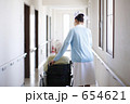 シニアと看護婦の後姿