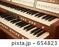 654823