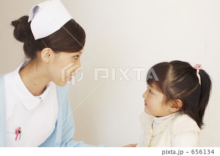 看護師と子供 看護師と子供