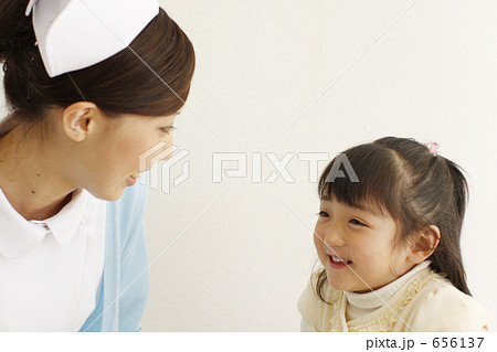 「看護師と子供」の写真素材 「看護師と子供」の写真素材
