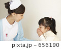 看護婦と咳き込む子供 看護婦と咳き込む子供