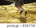 落ち葉の上を駆ける少女