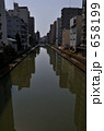 ビルの間の河川　HDR