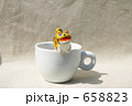 カップから覗くトラ