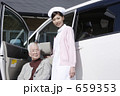介護車とシニアと看護師