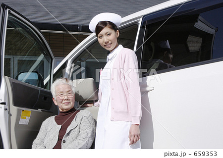 「介護車とシニアと看護師」の写真素材