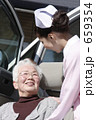 介護車とシニアと看護師