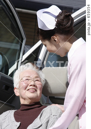 「介護車とシニアと看護師」の写真素材