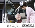 介護車とシニアと看護師