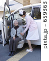 介護車とシニアと看護師