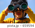 双眼鏡を覗く幼児