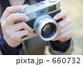 フィルムカメラを持つ女性の手
