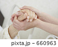 シニアと若い女性の手