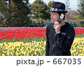 チューリップ畑の男性