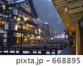 雪の降る街