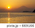 富士山と江ノ島の見える海の夕景