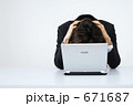 悩むビジネスマン