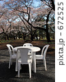 桜の下の白いテーブル