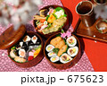 お花見　弁当　丸い三段重箱とソメイヨシノ