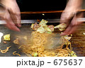 焼きそばを焼く手のアップ