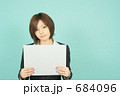 ホワイトボードを持つビジネスウーマン