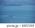 青く輝く紀伊水道の海と漁船