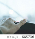 685736