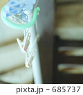 685737
