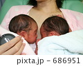我が子を胸に