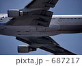 飛行機を見上げる
