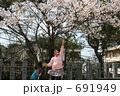 桜にタッチ