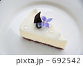 692542