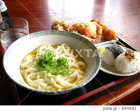「讃岐うどん釜玉とおにぎり」の写真素材